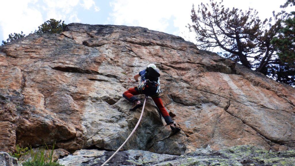 Escalade au quotidien en extérieur en couenne ou en grande voie sportive ou en terrain d'aventure.