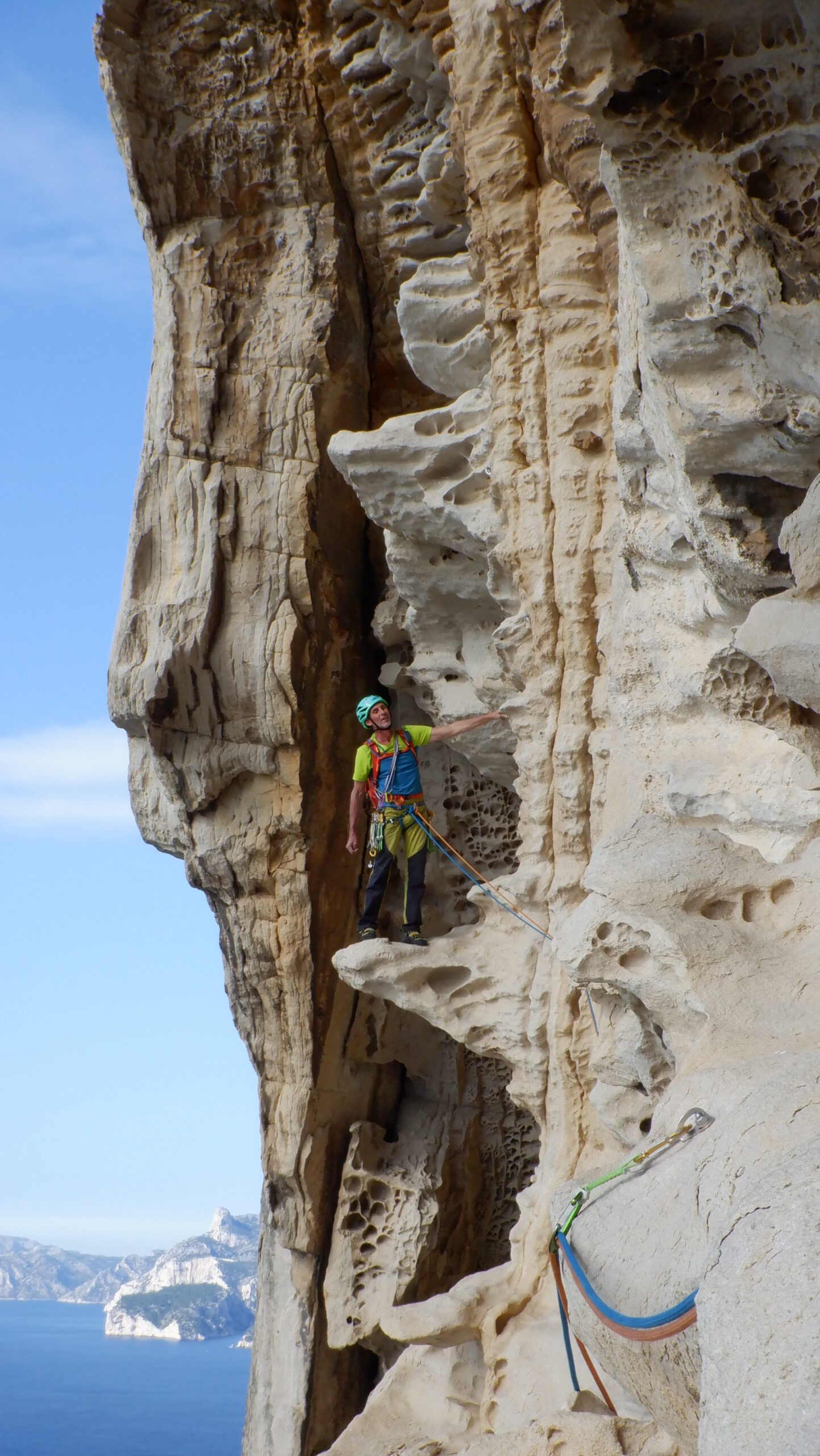 Escalade en grande voie sportive, en terrain d'aventure ou en couenne.